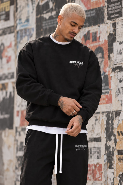 Legacy Sweatshirt Black, adjusting the cuff, New York street