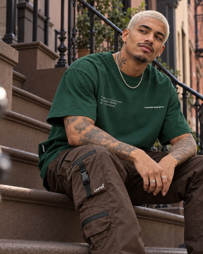 Statement Oversized Tee Forest Green, close-up of the front prints